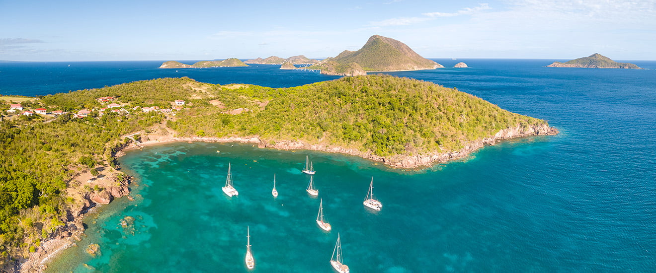 bateaux le long de terre de bas