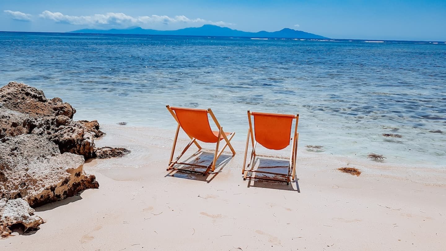 Chaises longues sur la plage à Marie-Galante